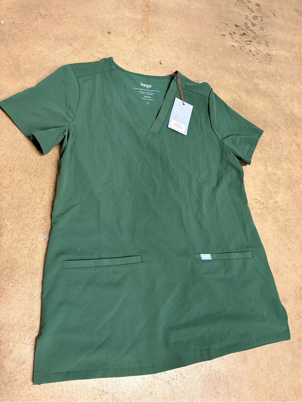 New Lago Hunter Green Crescent V-Neck Scrub Top no stains Xs fits a small